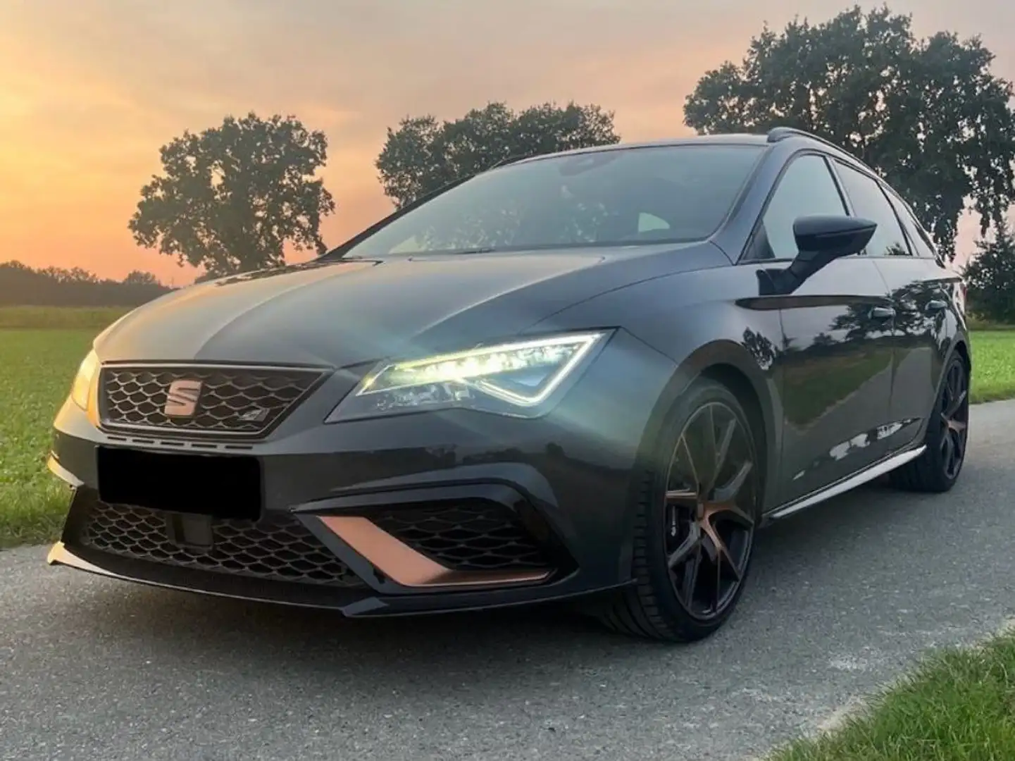 SEAT Leon Leon ST 2.0 TSI 4Drive OPF DSG Cupra R Grau - 1