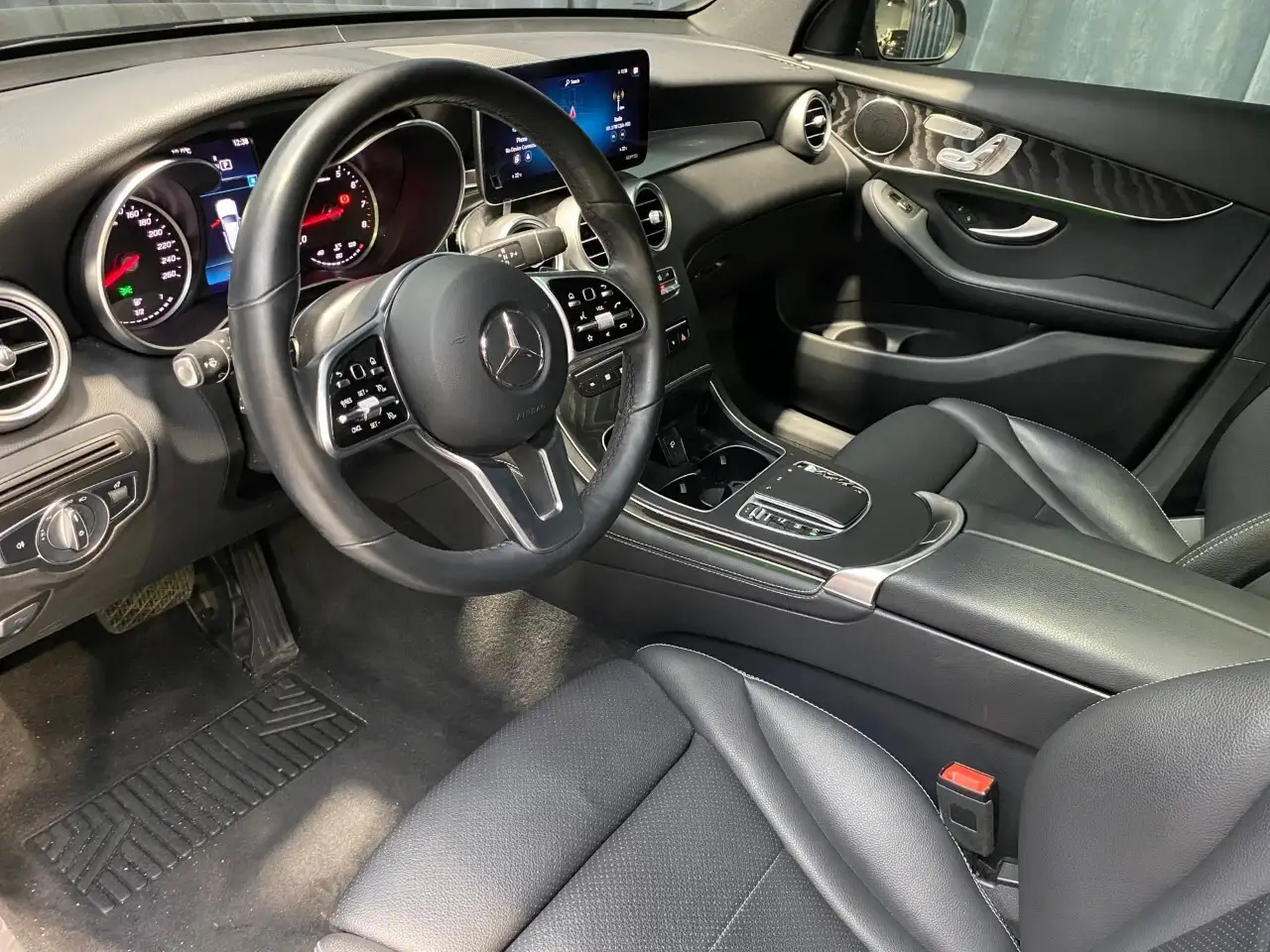 Mercedes-Benz GLC снимка Mercedes-Benz GLC