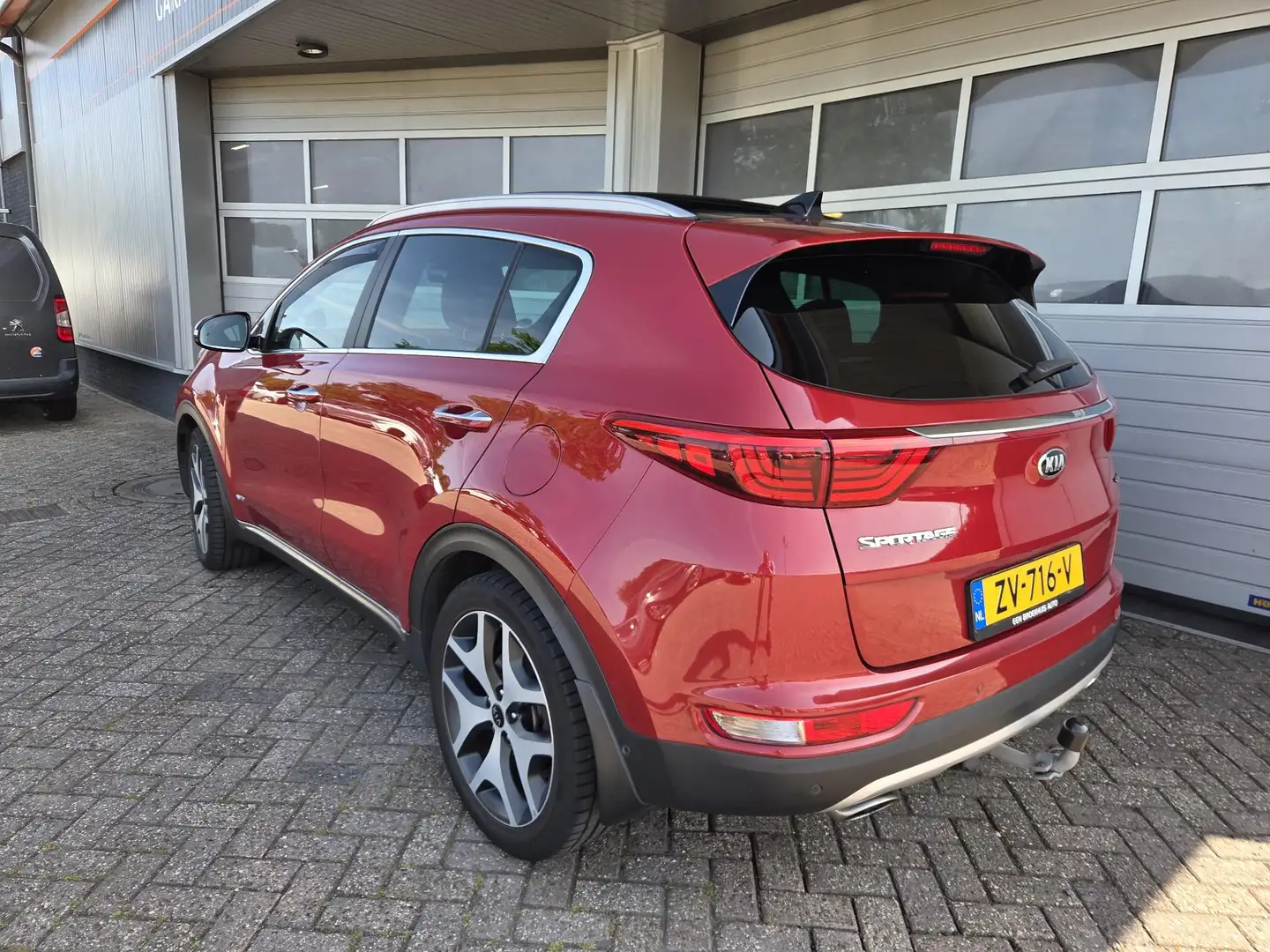 Kia Sportage 1.6 T-GDI 4WD GT-Line PlusLine Trekhaak, Panoramad Rood - 2