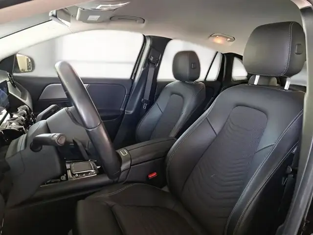 Mercedes-Benz GLA view 9