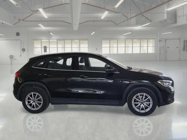 Mercedes-Benz GLA view 3