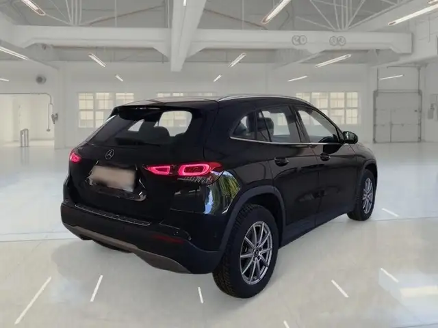 Mercedes-Benz GLA view 4