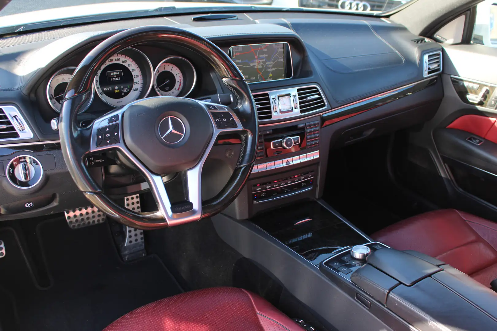 Mercedes-Benz E 320 Coupé Prestige AMG PANORAMADAK LEDER MEMORY DISTRO Wit - 2