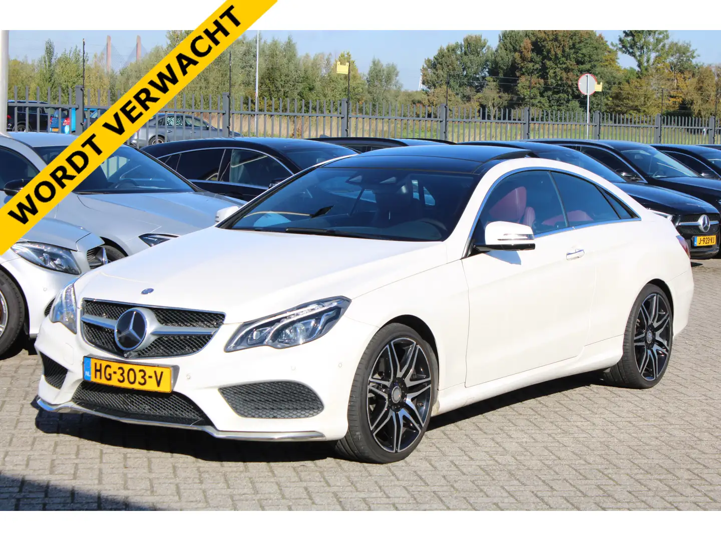 Mercedes-Benz E 320 Coupé Prestige AMG PANORAMADAK LEDER MEMORY DISTRO Wit - 1