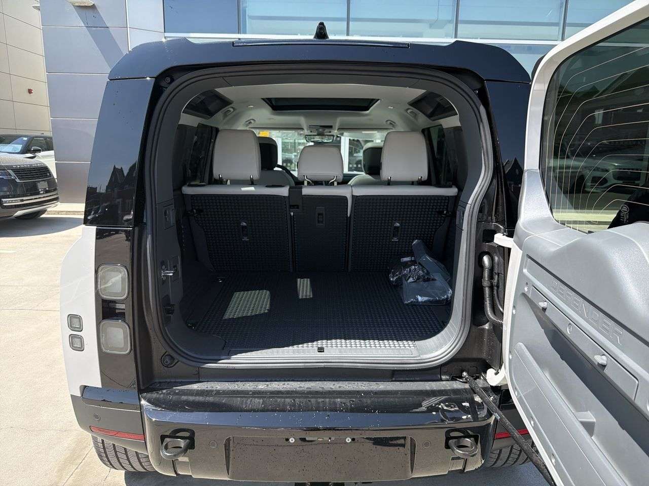 2026 Land Rover Defender 110 P300 S thumb 21