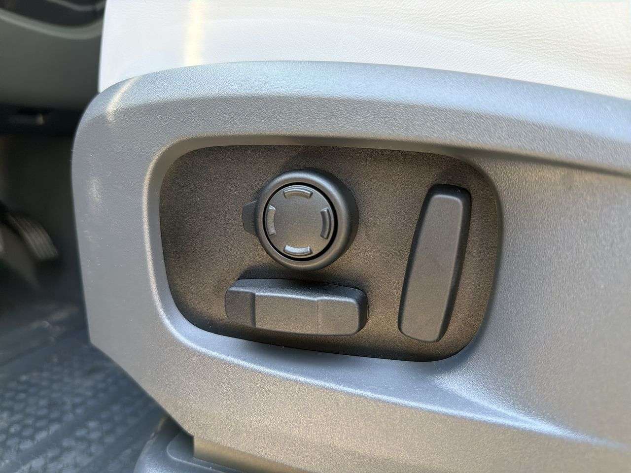 2026 Land Rover Defender 110 P300 S thumb 9