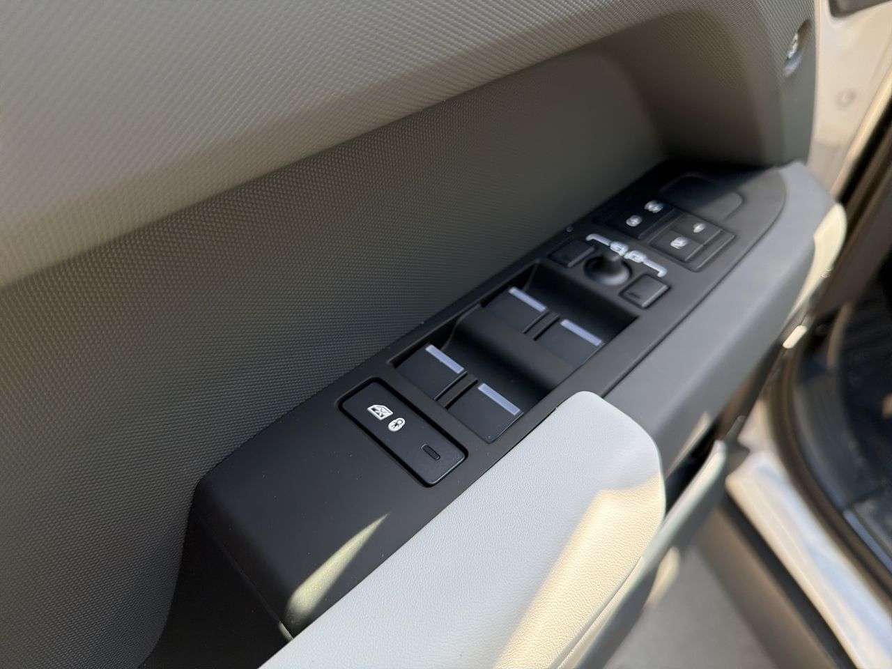 2026 Land Rover Defender 110 P300 S thumb 10