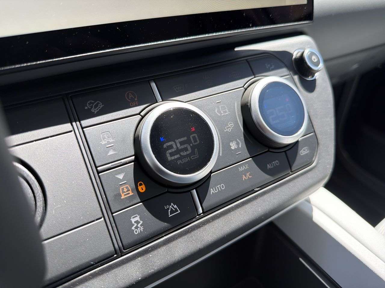 2026 Land Rover Defender 110 P300 S thumb 16
