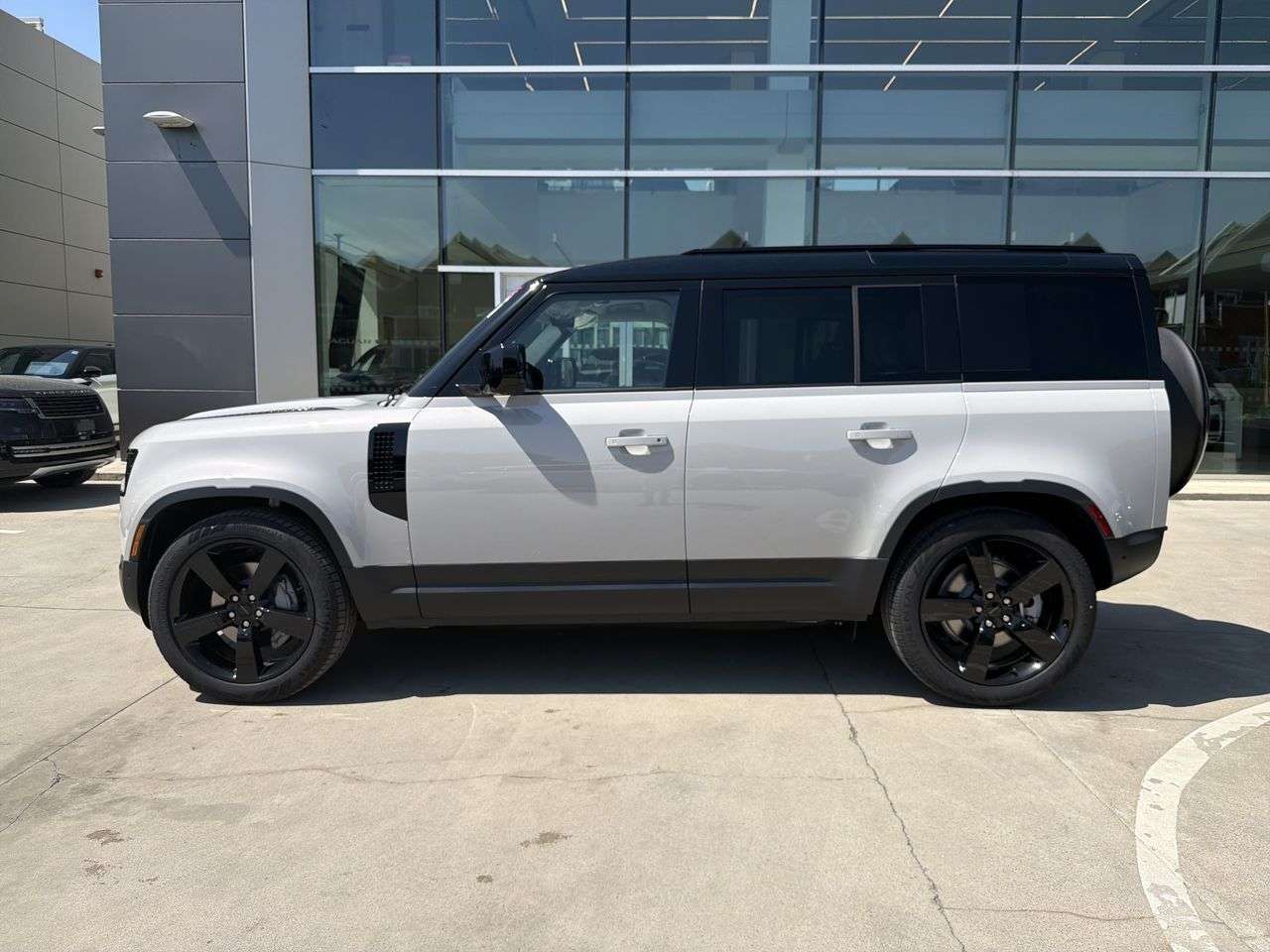 2026 Land Rover Defender 110 P300 S alt 5