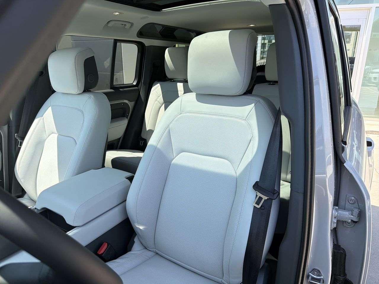 2026 Land Rover Defender 110 P300 S thumb 8