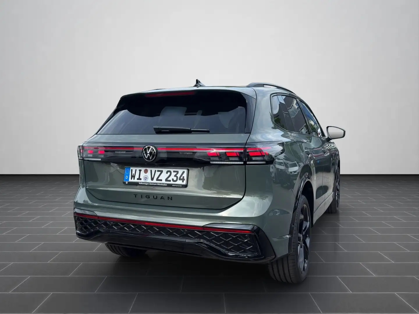 Volkswagen Tiguan R-Line 2.0 TDI 4MOTION DSG PANO NAVI AHK Grün - 2