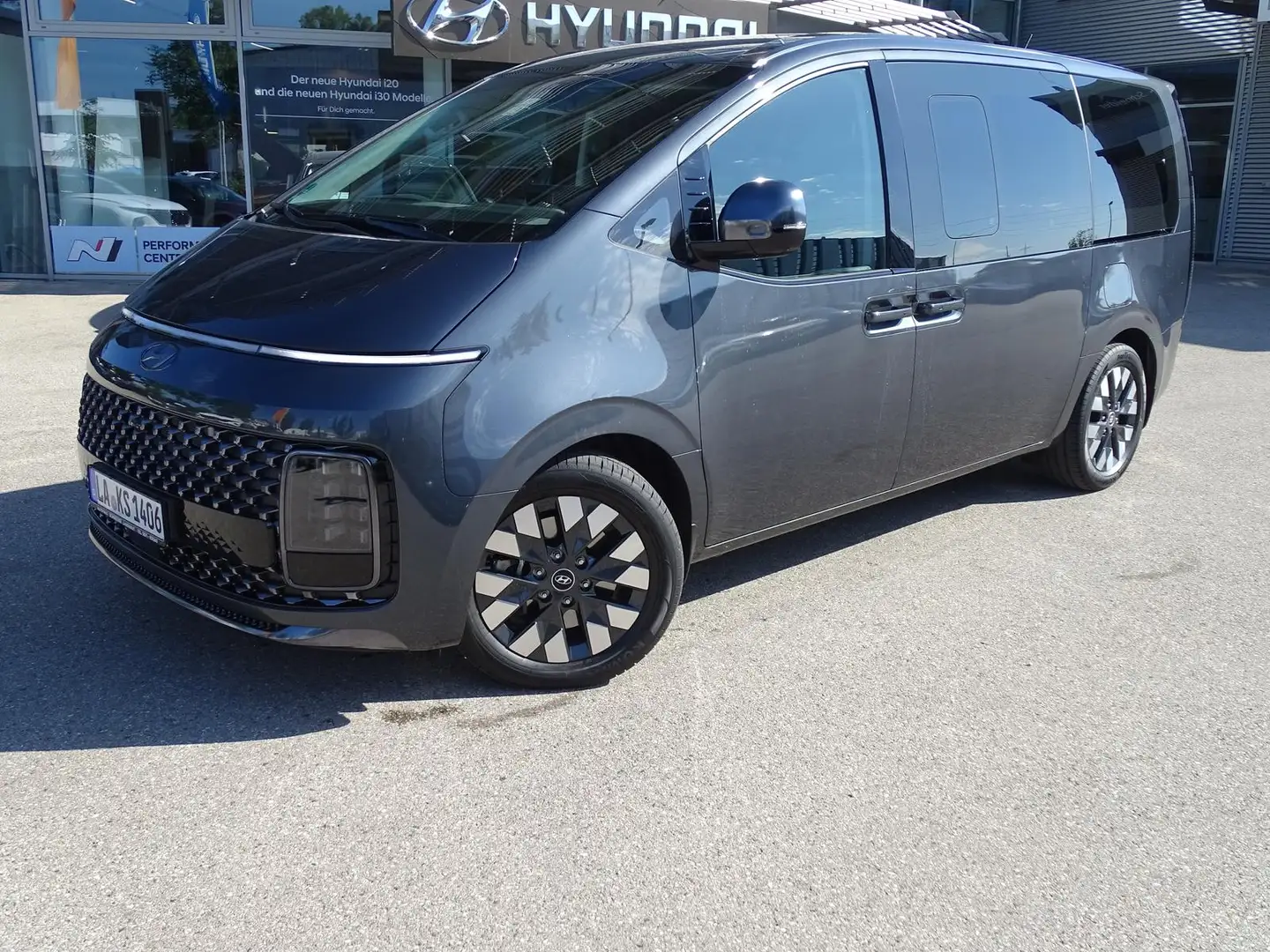 Hyundai STARIA 2.2 CRDi 8DCT 4WD 7-Sitzer SIGNATURE Gris - 1