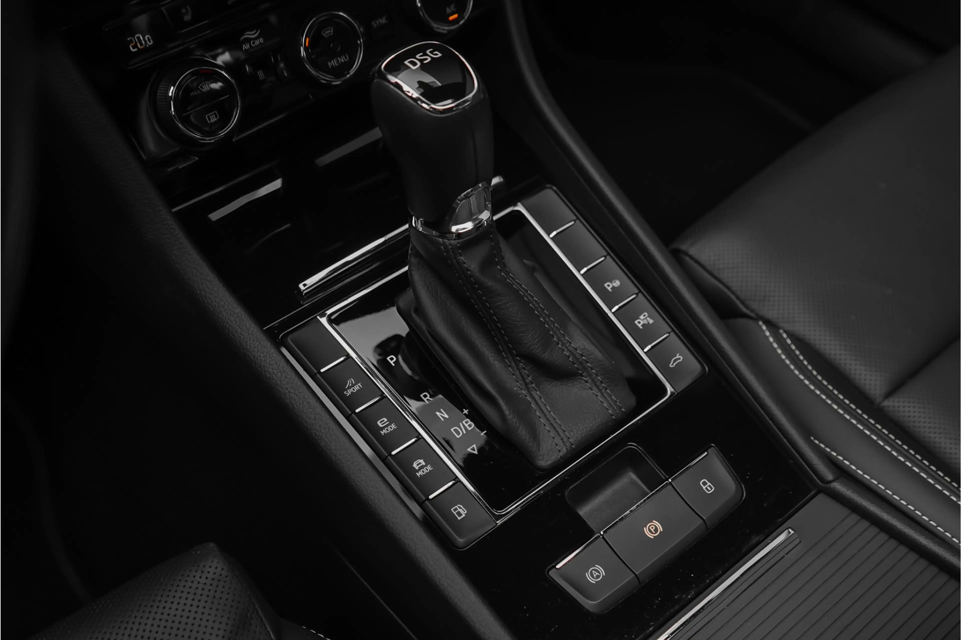 Skoda Superb Combi 1.4 TSI iV Laurin & Klement Pano ACC Trekhaa — photo 35