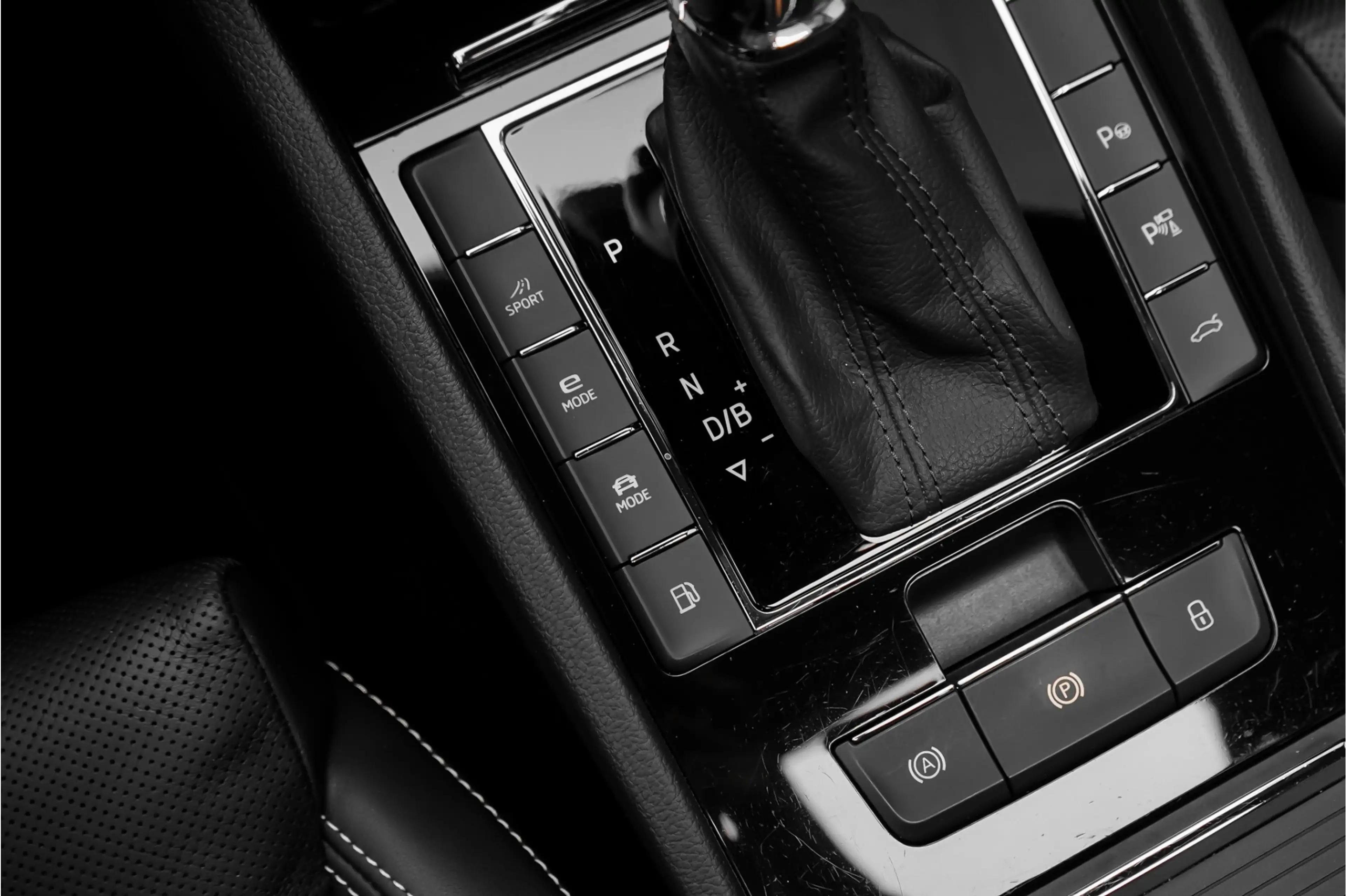 Skoda Superb Combi 1.4 TSI iV Laurin & Klement Pano ACC Trekhaa — photo 36