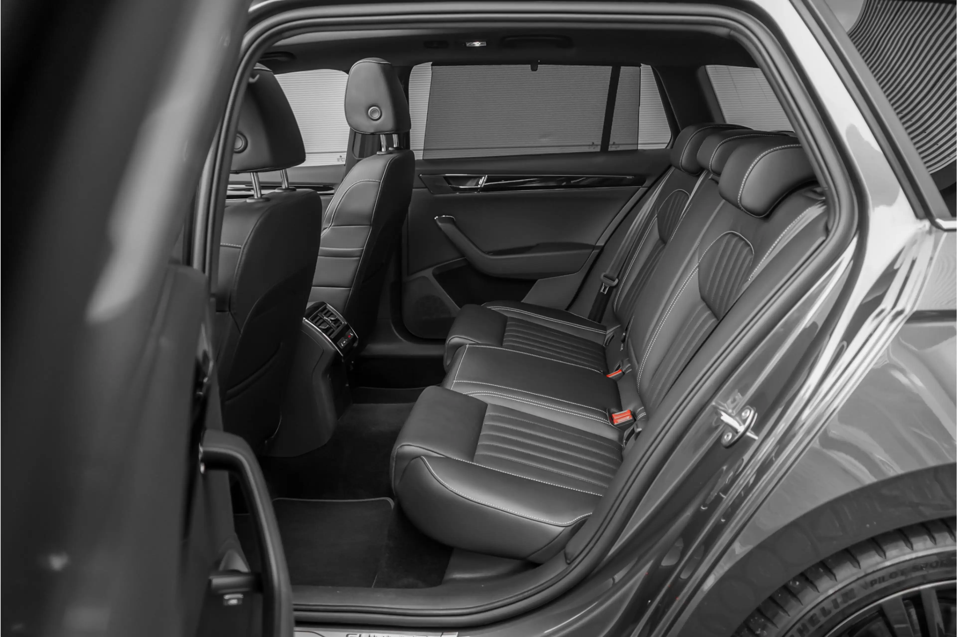 Skoda Superb Combi 1.4 TSI iV Laurin & Klement Pano ACC Trekhaa — photo 6