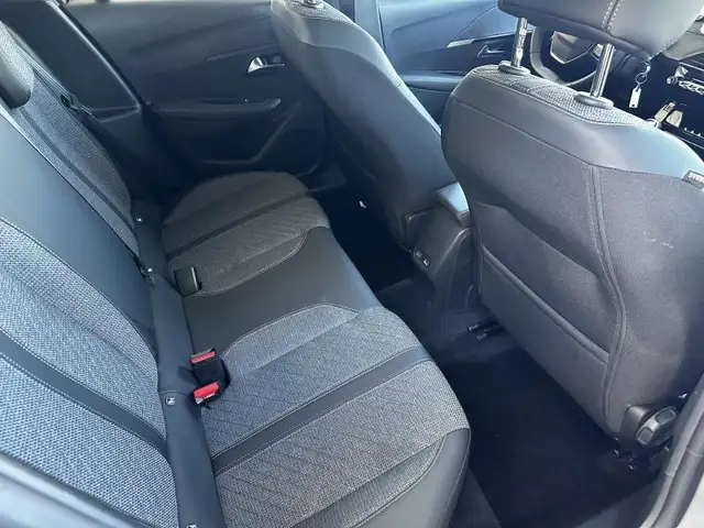 Peugeot 208 view 18