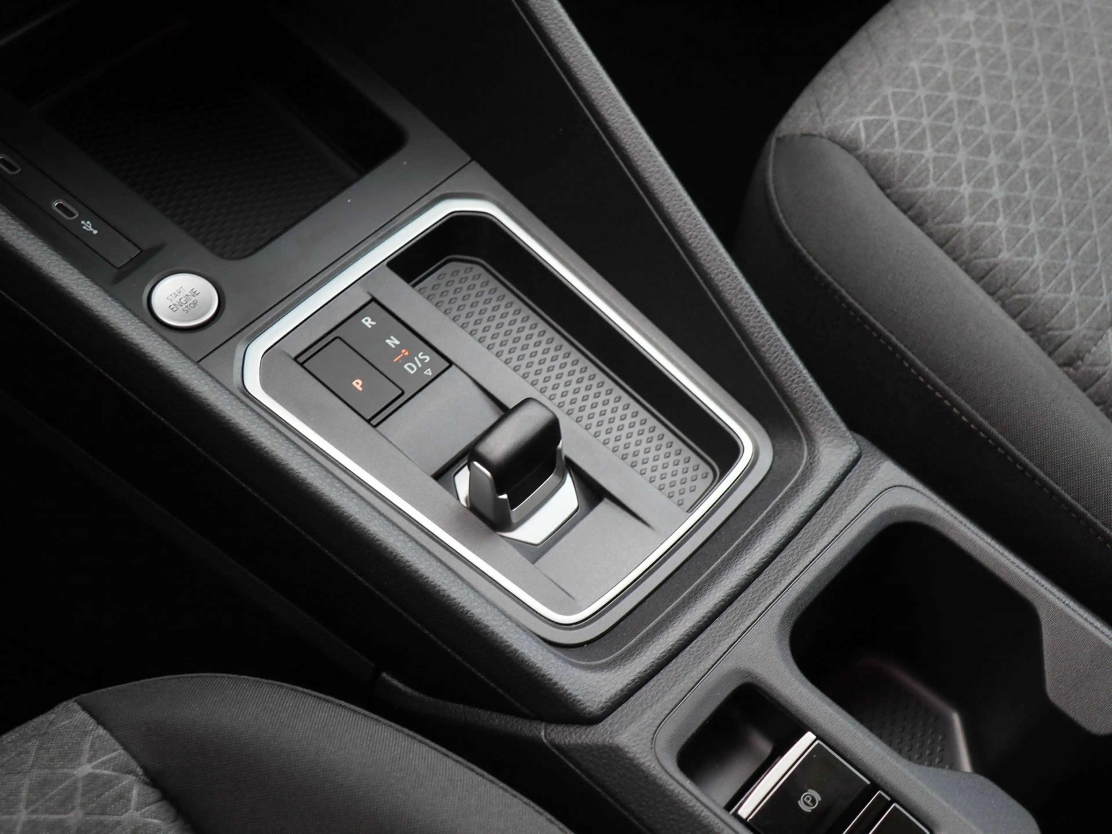 Ford Grand Tourneo Connect Titanium — photo 9