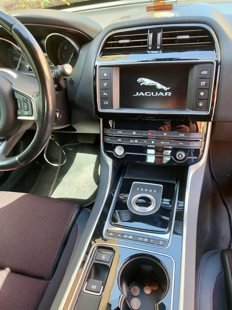 Jaguar XE XE 2.0d Launch edition 180cv auto Nero - 2