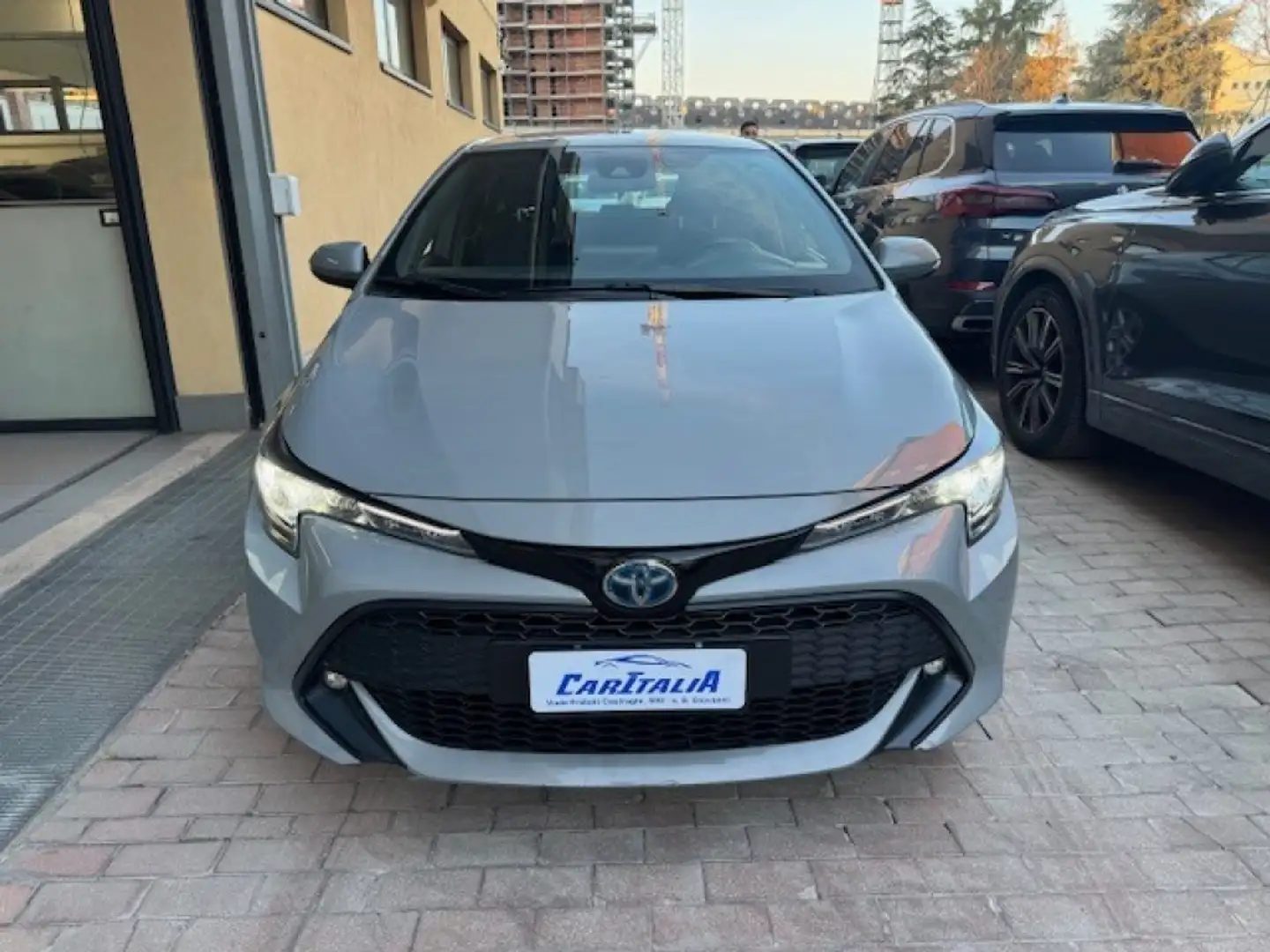 Toyota Corolla 1.8 Hybrid Business Gris - 2