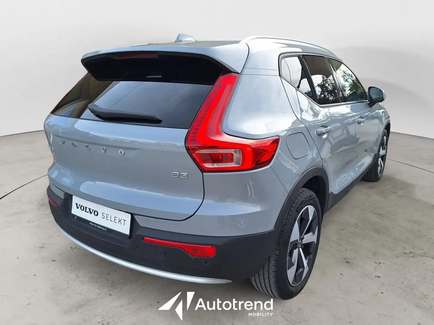 Volvo XC40 B3 163+14 CV Automatico LED Core Grigio - 2