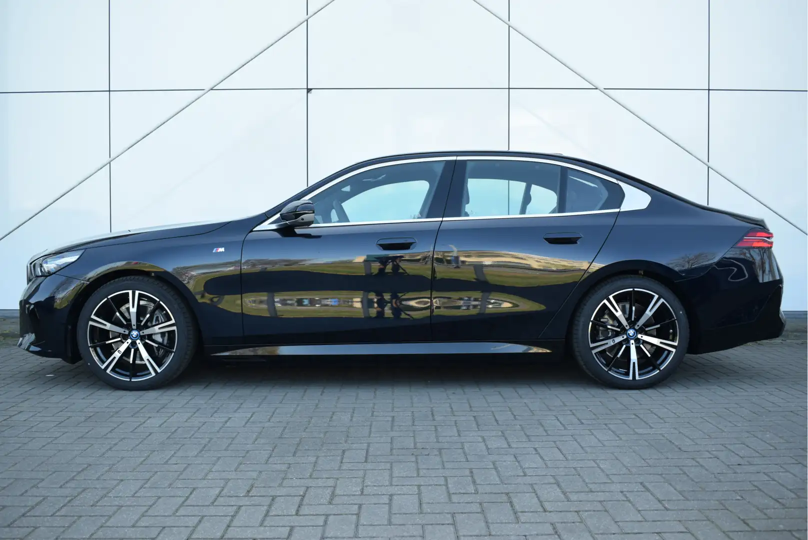 BMW i5 eDrive40 M Sport / Panoramadak / Trekhaak / Parkin Zwart - 2