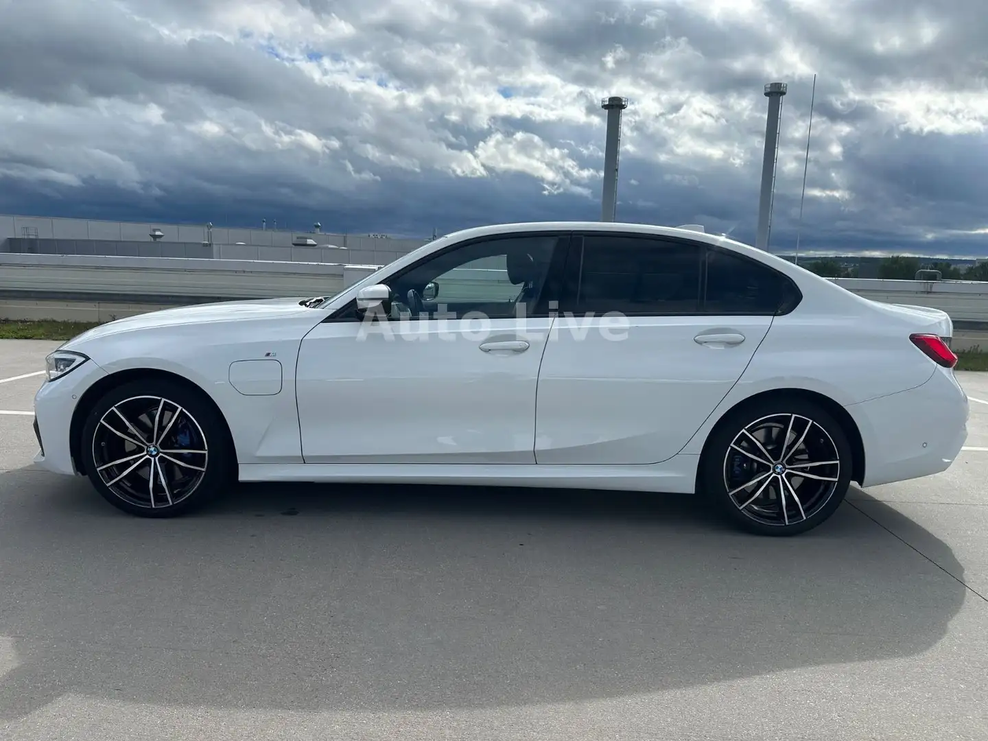 BMW 330 e*SAG*M PAKET*NAVI*LASER*VIR*HEAD-UP*LEDER360 Weiß - 2