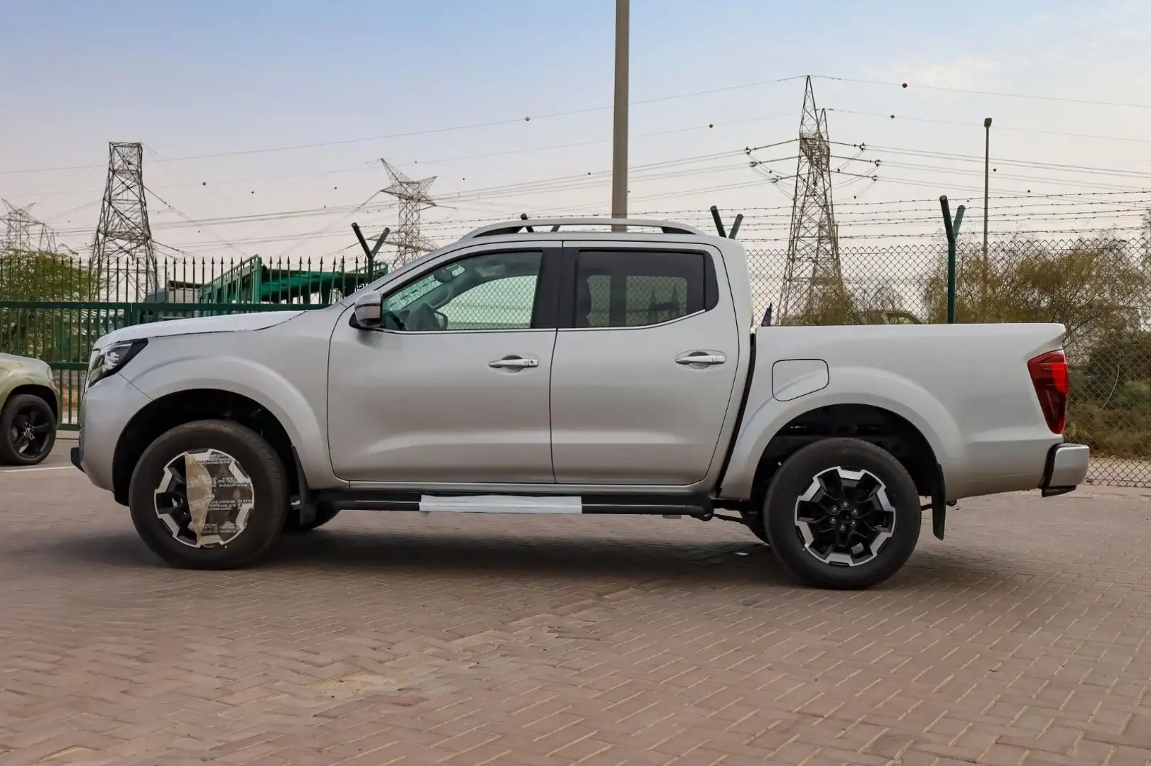 Nissan Navara LE 2.5i 4WD 360° PDC Leder LED Silber - 2