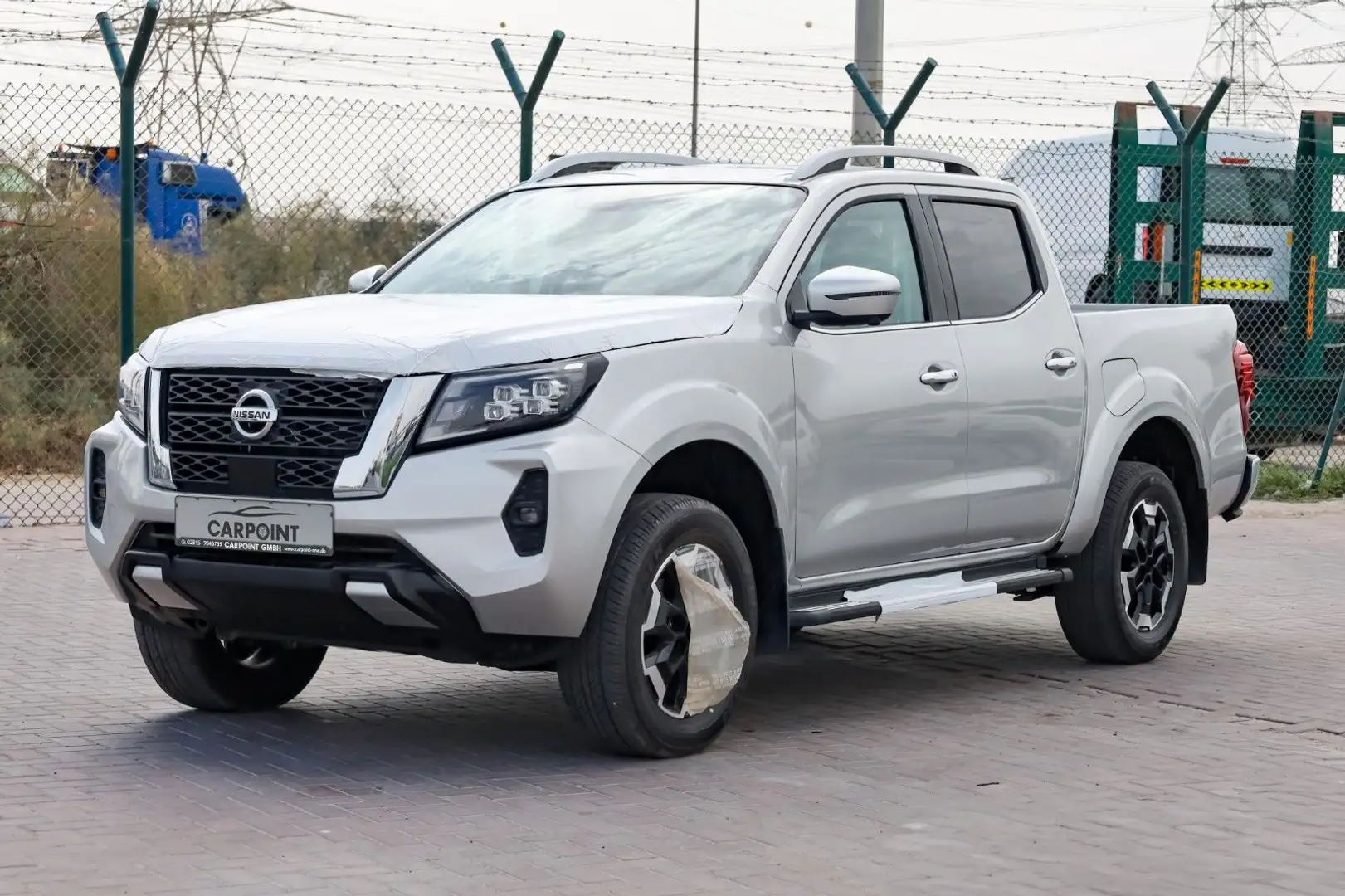 Nissan Navara LE 2.5i 4WD 360° PDC Leder LED Silber - 1