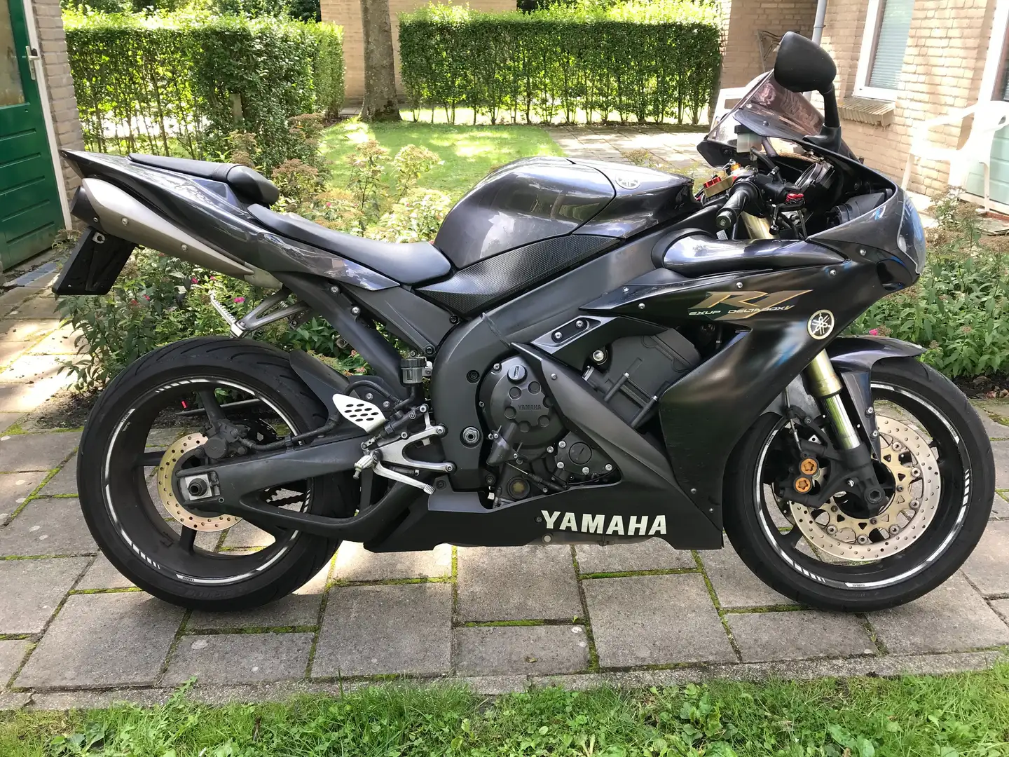 Yamaha YZF-R1 Šedá - 2