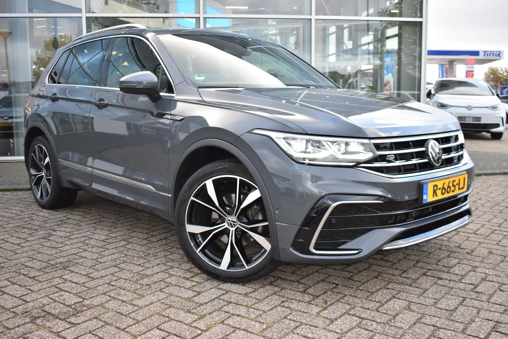Volkswagen Tiguan 1.5 TSI 150PK DSG-7 R-Line Business TREKHAAK | PAN Grijs - 2