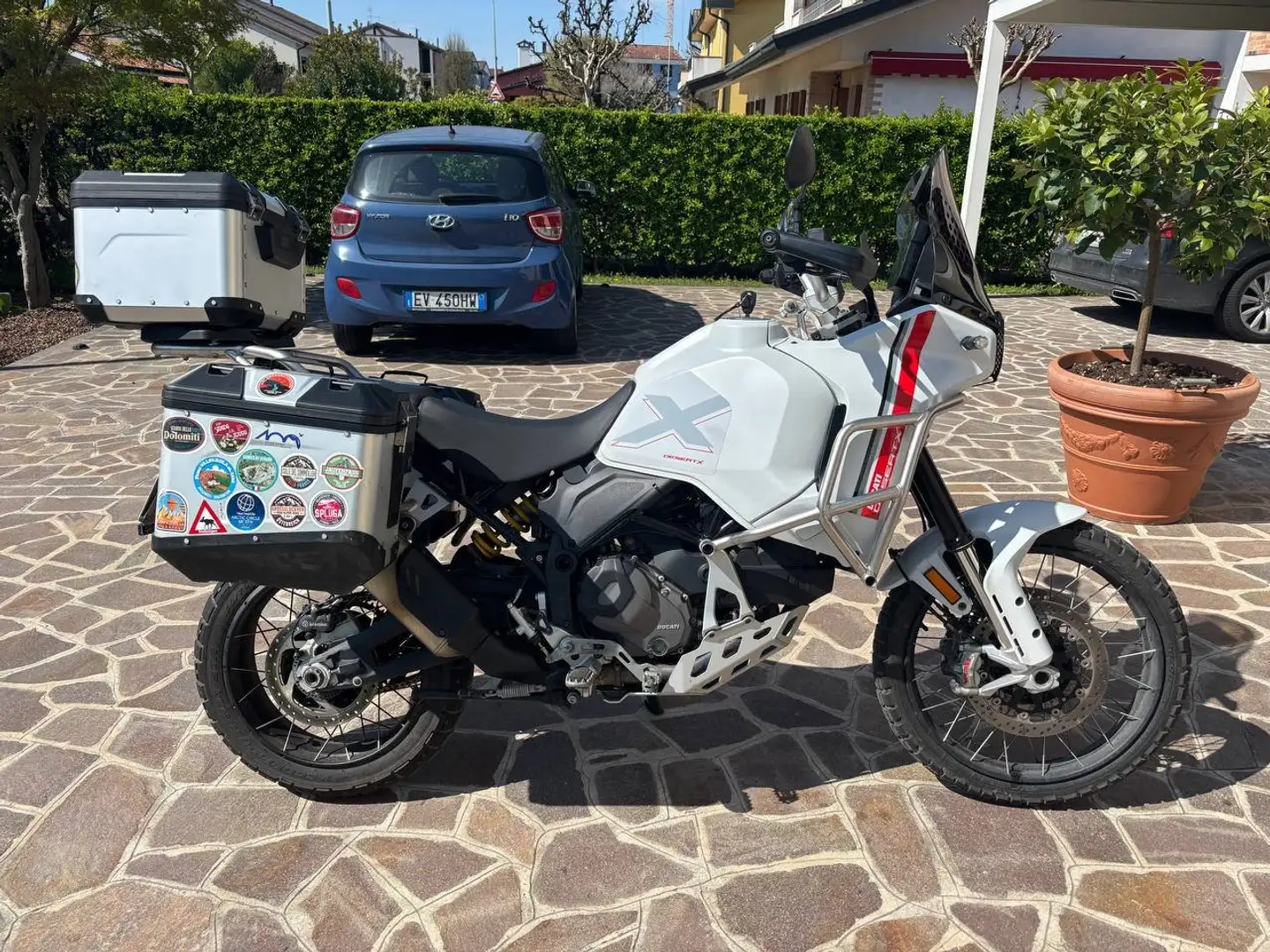 Ducati DesertX Weiß - 1