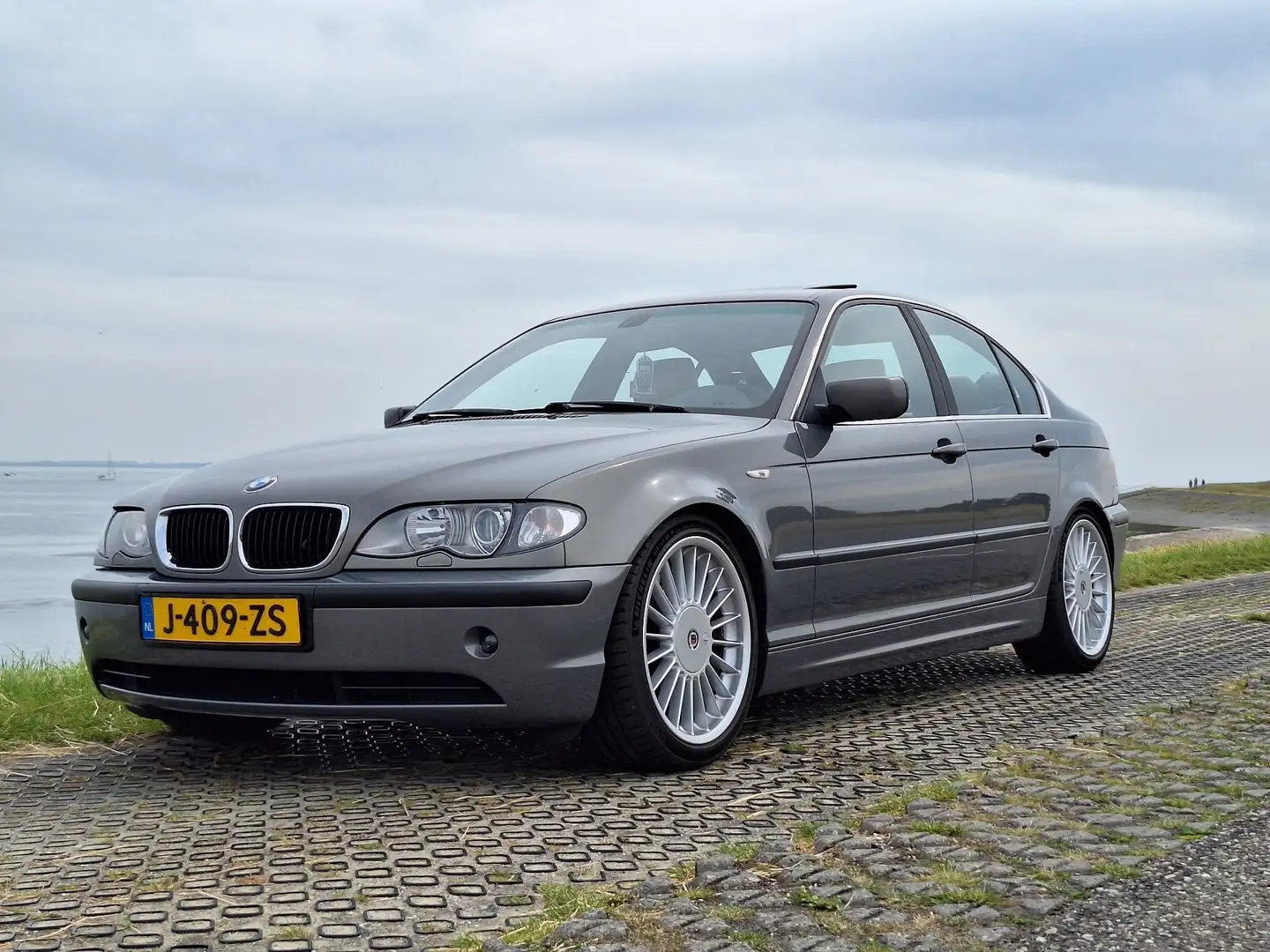 BMW 330 Edition Серый - 1