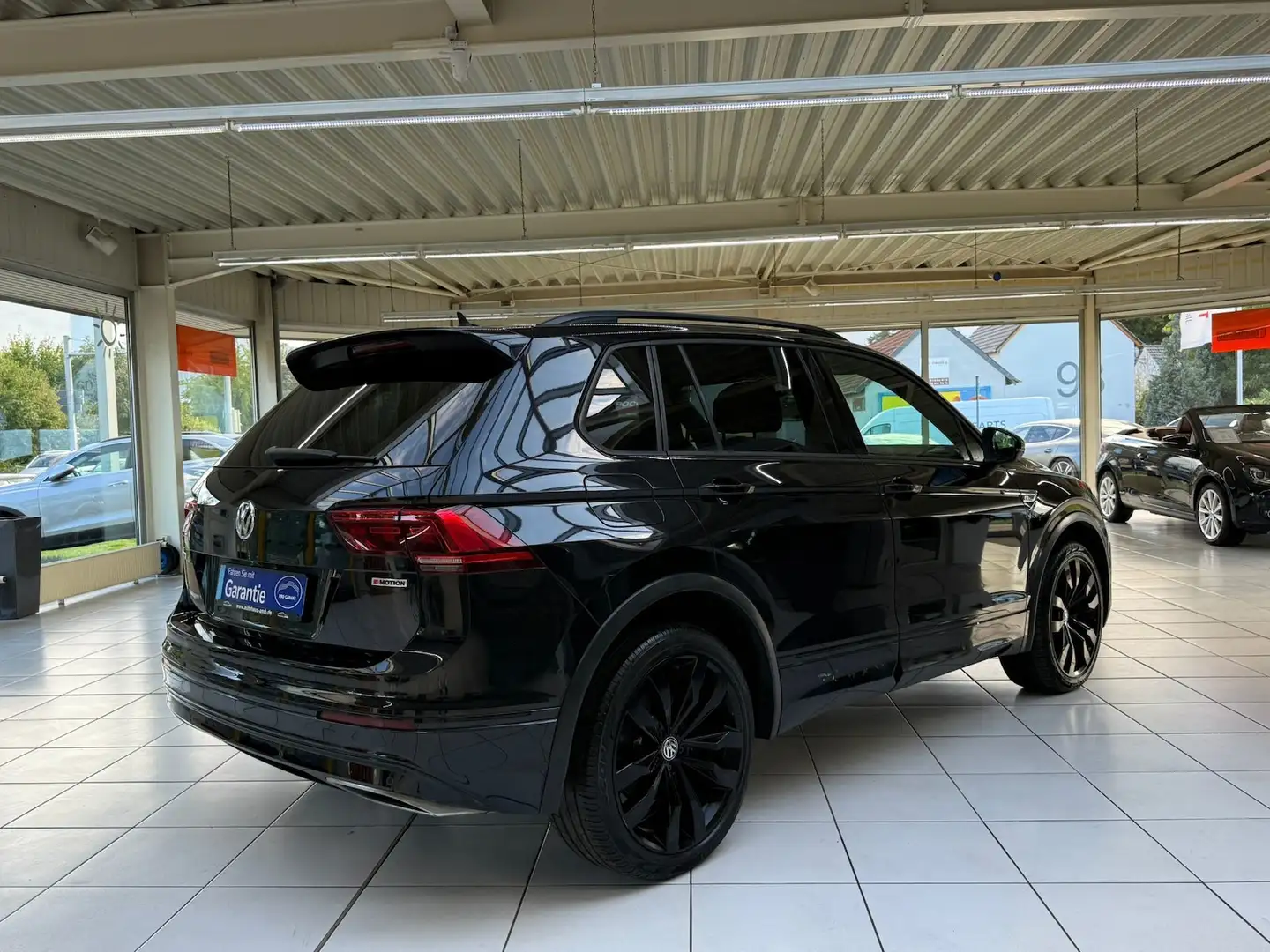 Volkswagen Tiguan 2.0TDI DSG 4M R-Line Navi 360° Pano ACC Schwarz - 2
