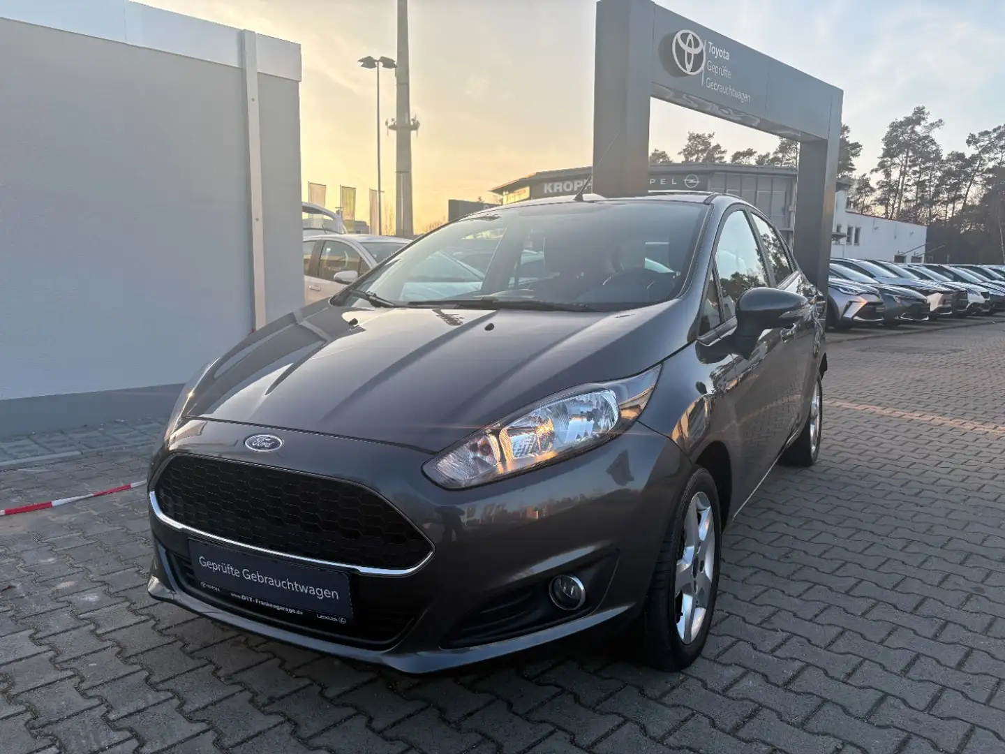 Ford Fiesta 1.0 EcoBoost Celebration SHZ, 8-fach, PDC Grau - 2