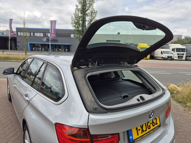 BMW 320 3-serie Touring 320i High Executive — photo 14