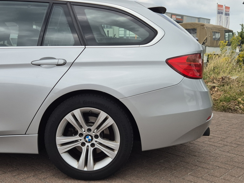 BMW 320 3-serie Touring 320i High Executive — photo 6