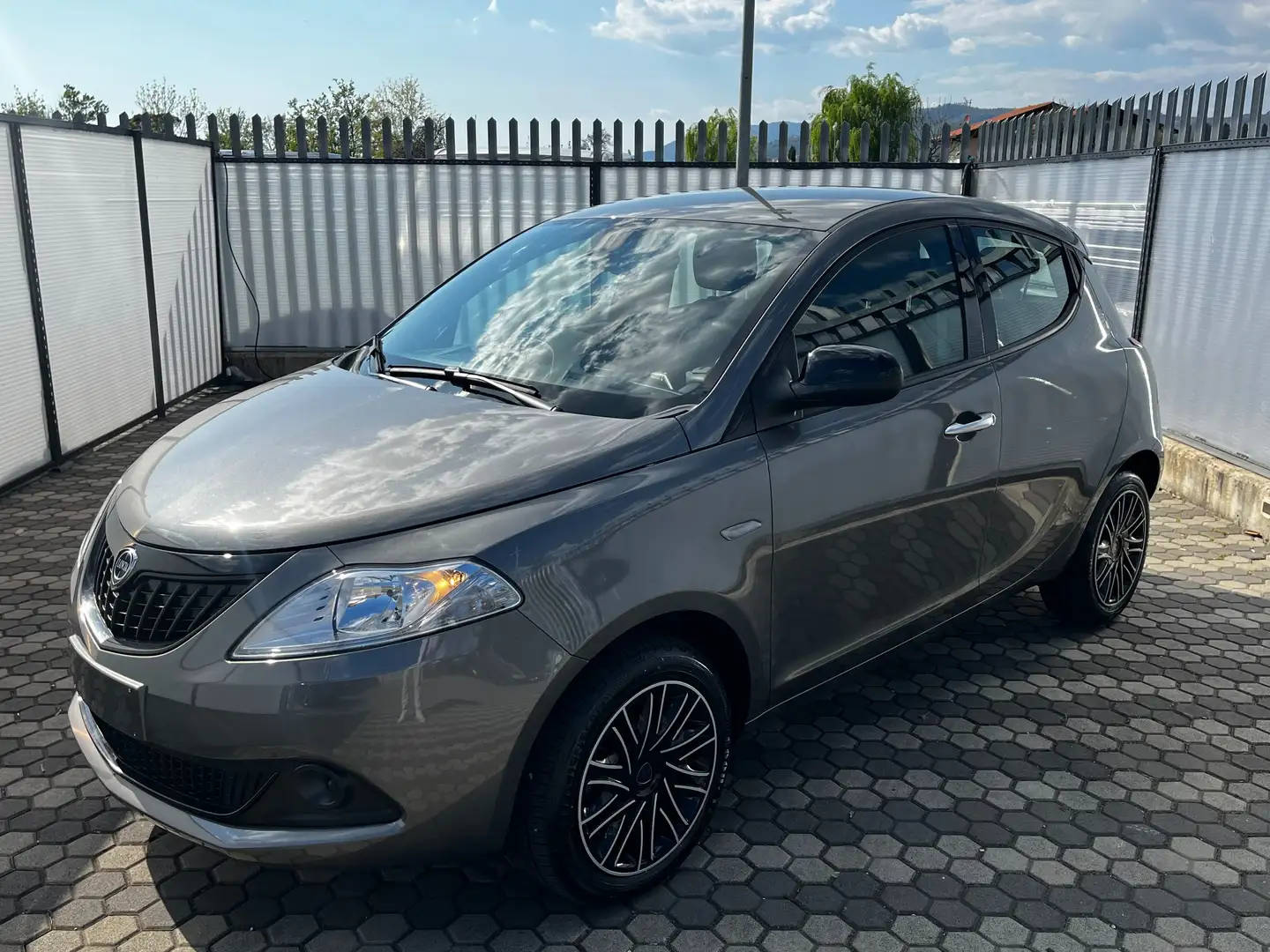 Lancia Ypsilon Ypsilon 1.0 firefly hybrid Oro s Grijs - 1