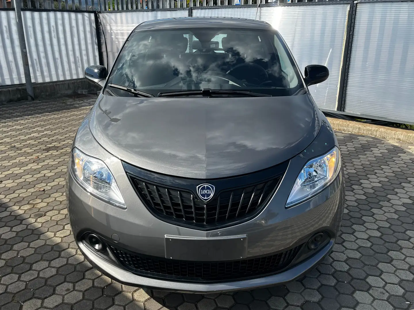 Lancia Ypsilon Ypsilon 1.0 firefly hybrid Oro s Grijs - 2