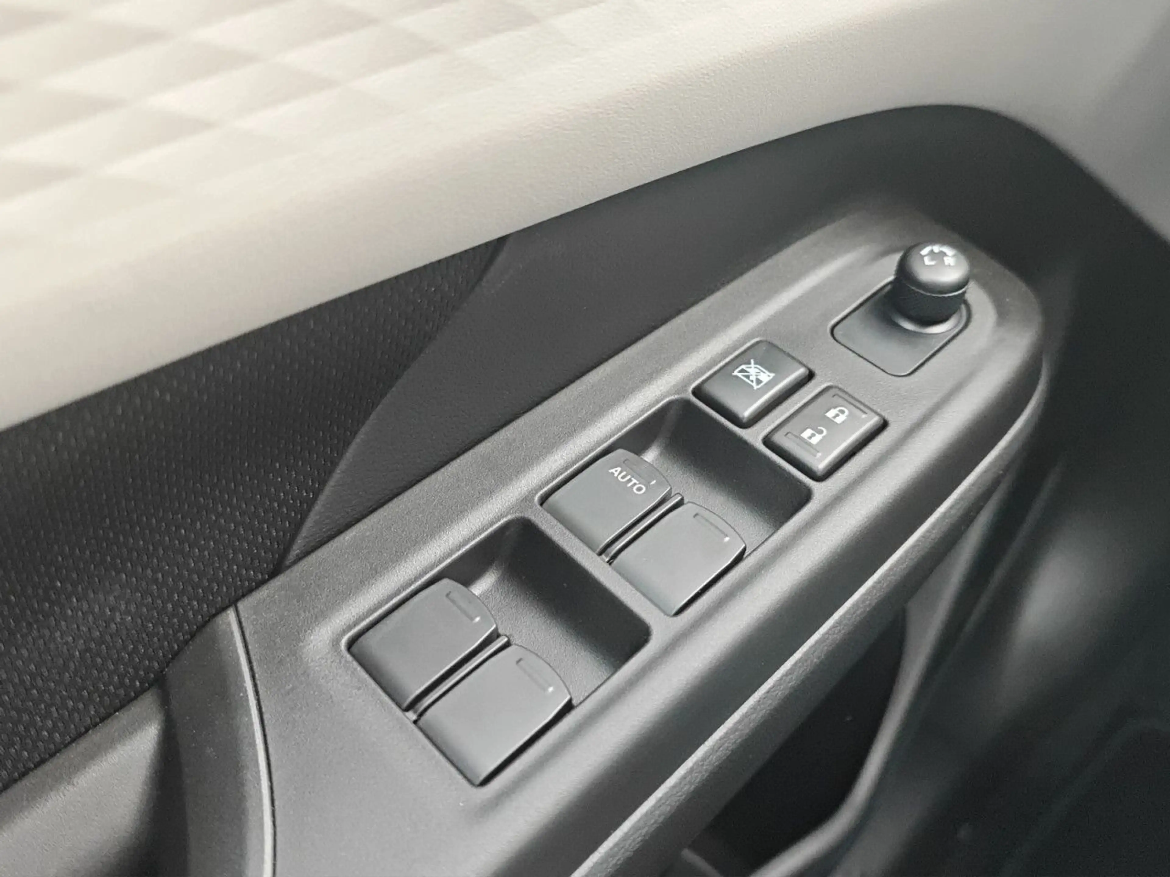 Suzuki Swift 1.2 Dualjet Hybrid Club Navi LED Klima — photo 12