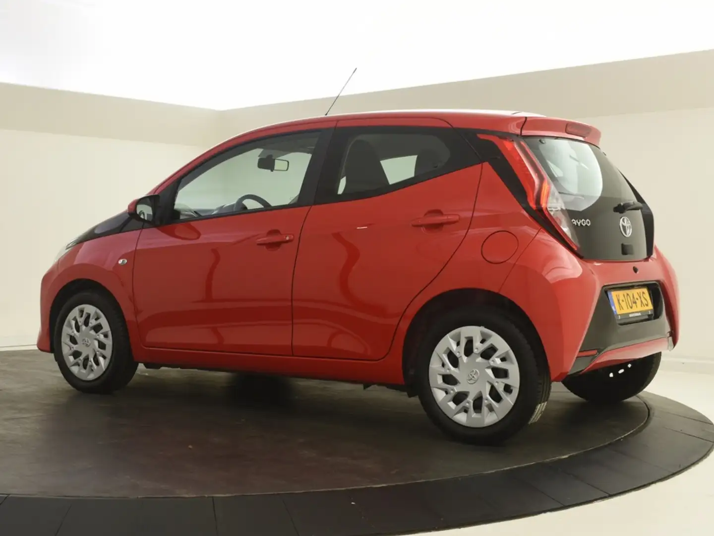 Toyota Aygo 1.0 VVT-i x-play | Automaat | Camera Rood - 2