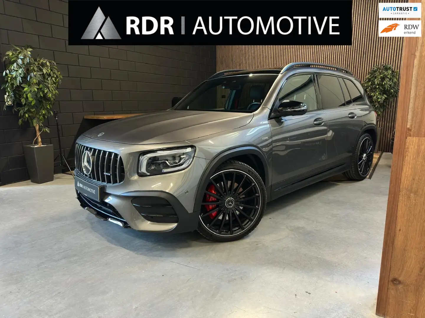 Mercedes-Benz GLB 35 AMG 4MATIC Šedá - 1