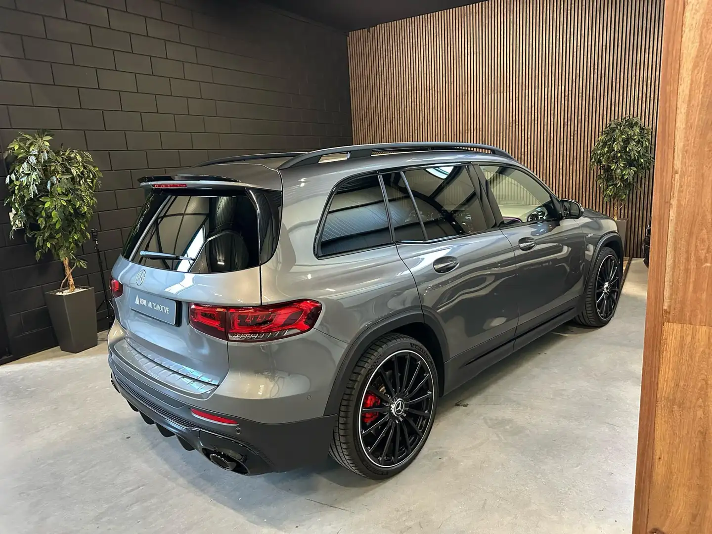 Mercedes-Benz GLB 35 AMG 4MATIC Šedá - 2