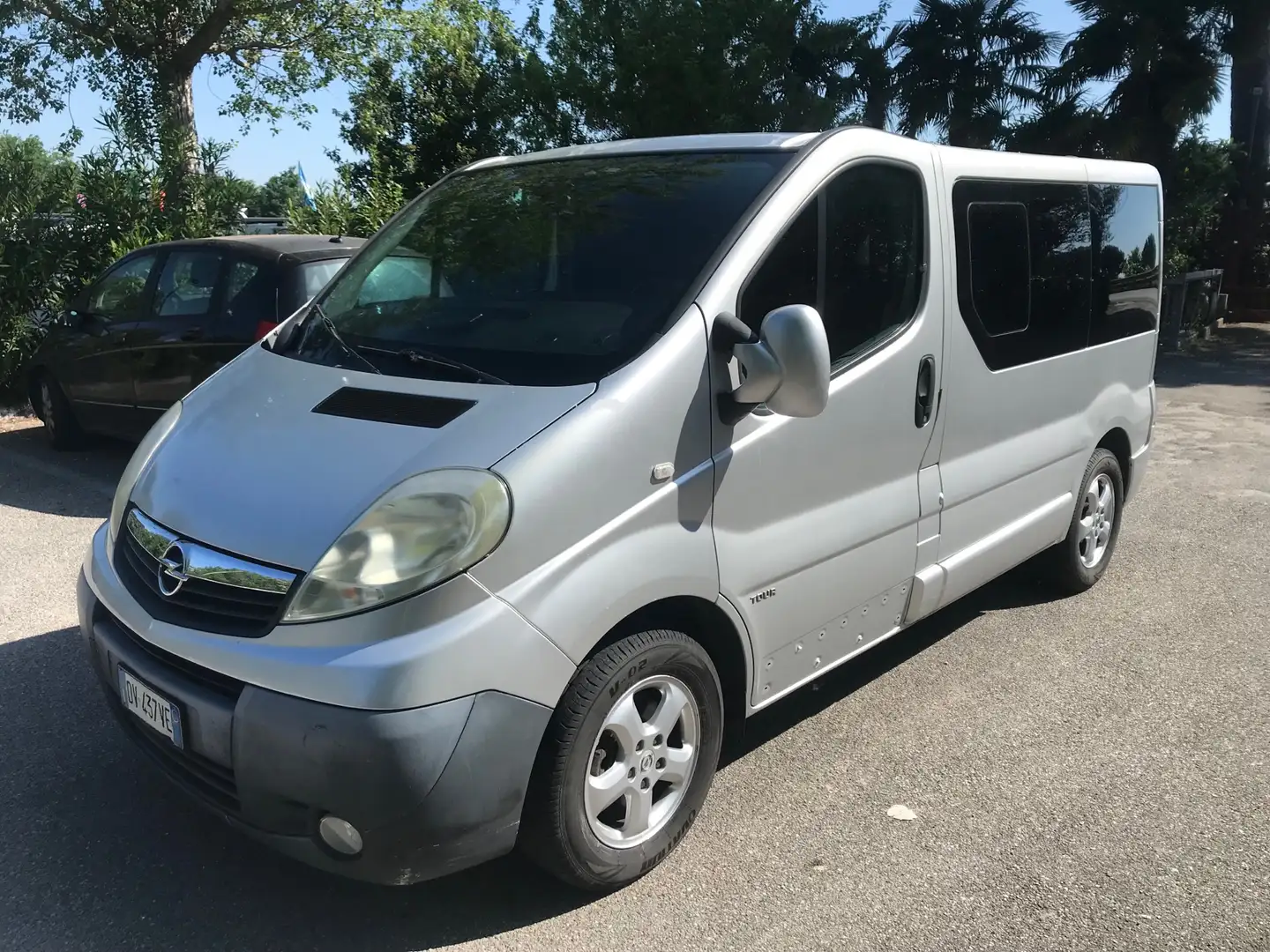 Opel Vivaro 2.5 CDTI Easytronic 8 Posti Gancio Traino Zilver - 1