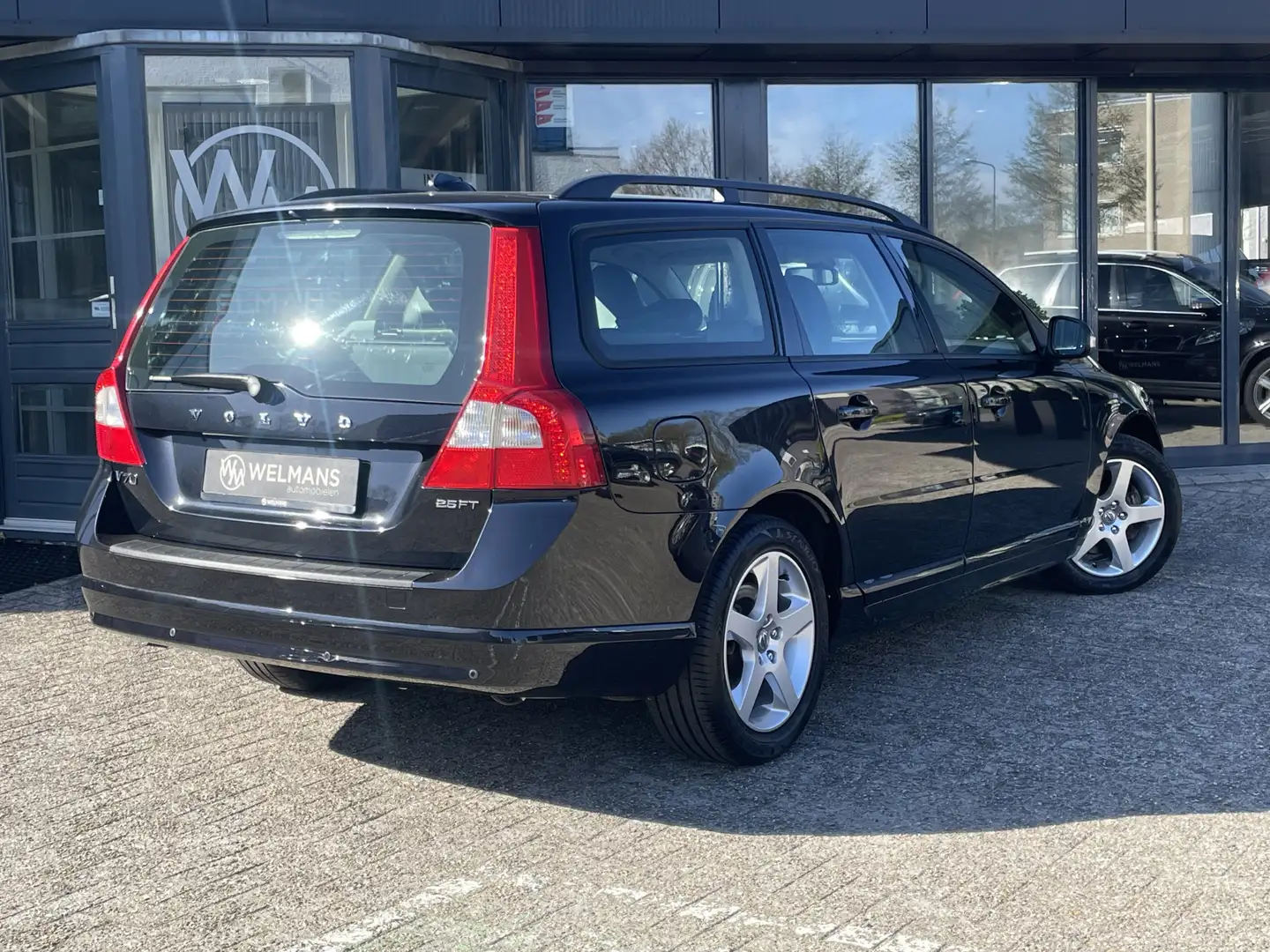 Volvo V70 2.5FT Momentum Youngtimer | Leder | Navi | Bluetoo Zwart - 2