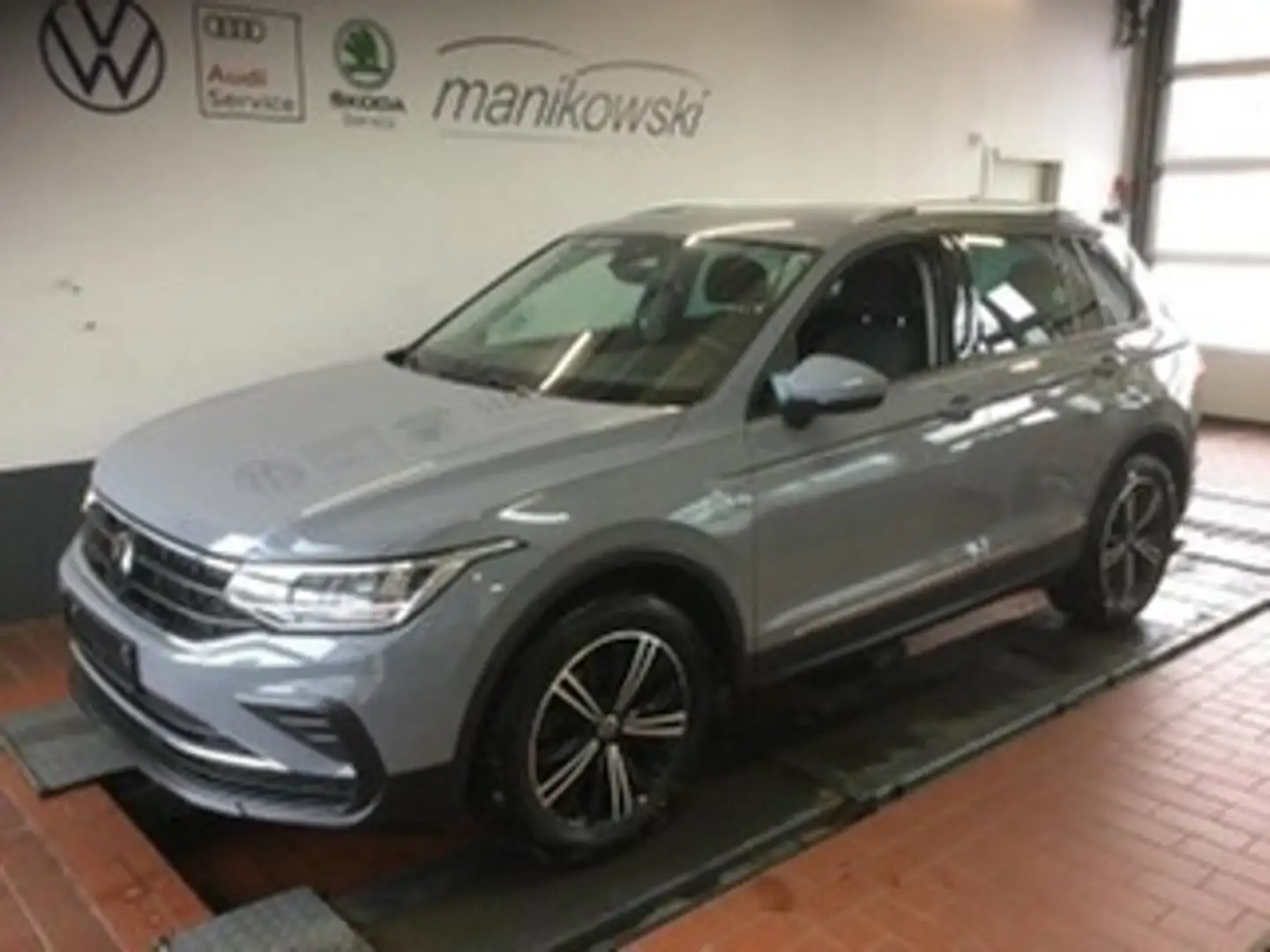 Volkswagen Tiguan 1.5TSI *Active*SHA+Navi+LED+RFK+ACC+GJR+Stzhzg+LWS Grau - 1