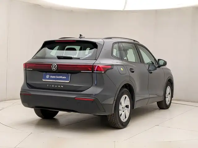 Volkswagen Tiguan view 4