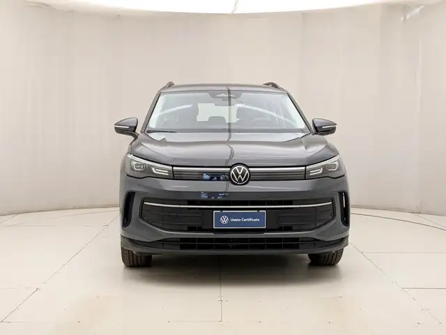 Volkswagen Tiguan view 2