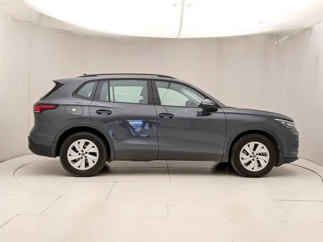 Volkswagen Tiguan view 3