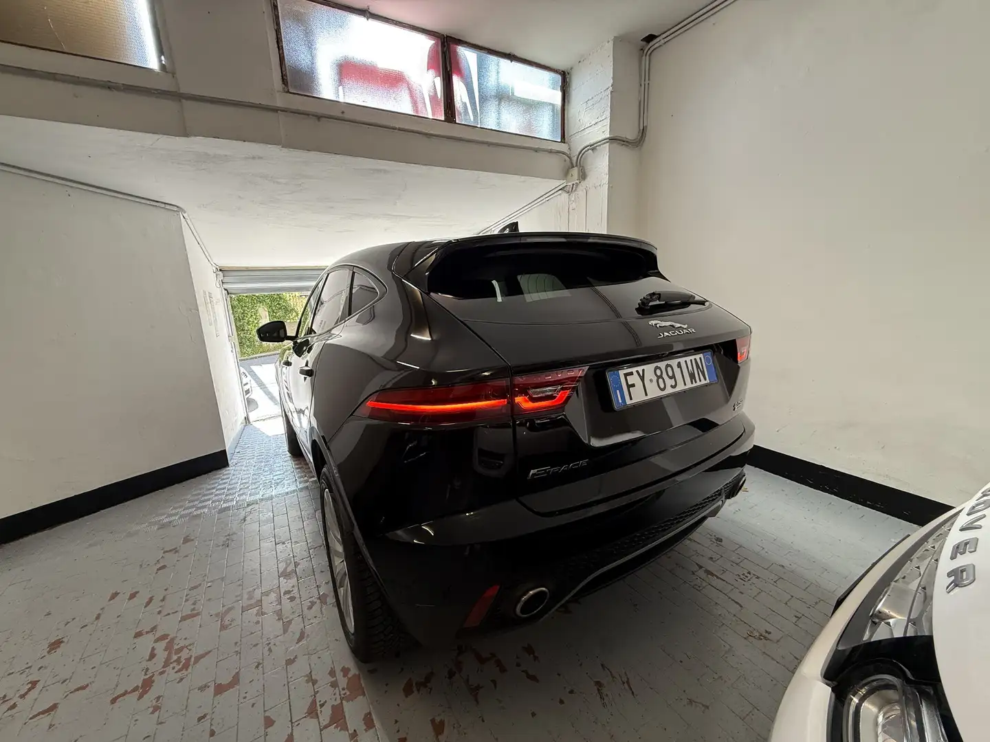 Jaguar E-Pace 2.0d i4 R-Dynamic S awd 150cv my19 Schwarz - 1