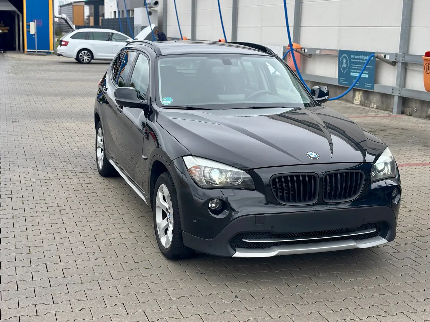 BMW X1 X1 sDrive18i Schwarz - 2